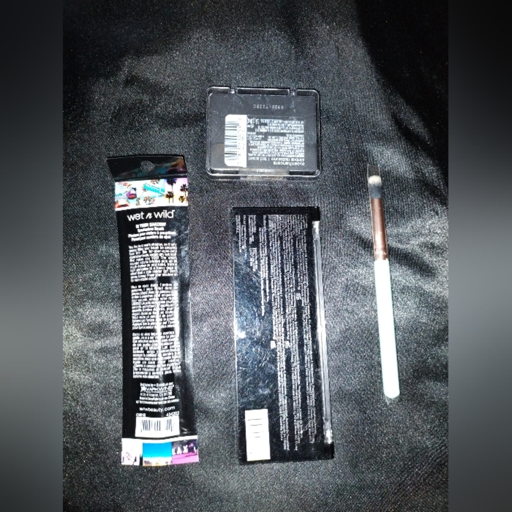 Makeup Bundle, 4 Items - Picture 2 of 8